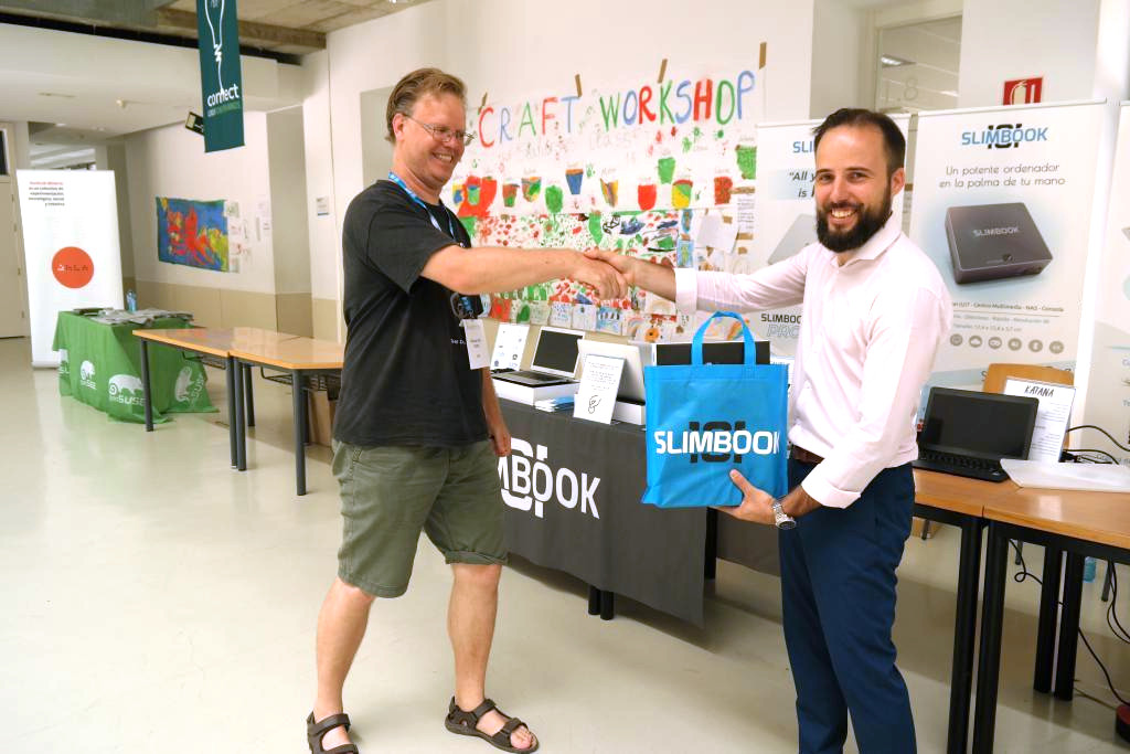 Alejandro López (dreta), CEO de Slimbook, amb Adriaan de Groot, del consell de KDE e.V.